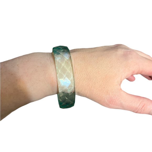 ✨ 3/$15 Green Hued Plastic Bracelet - Picture 2 of 3